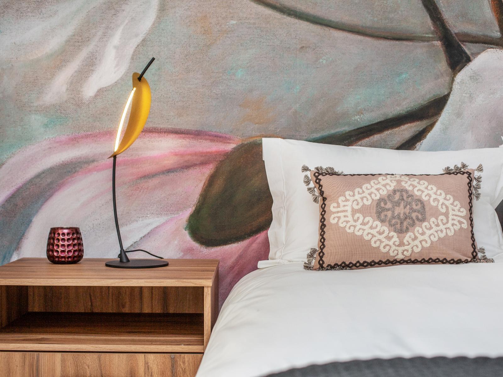 bluemari-guesthouse-magnolia-queen-bed-art