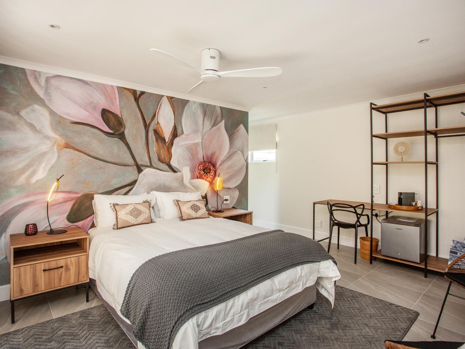bluemari-guesthouse-magnolia-queen-bedroom-desk